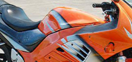 Suzuki RF 400 в оранжевом цвете вид сбоку вблизи