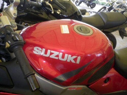 Бензобак красного цвета на спортивно-туристическом байке Suzuki RF 400