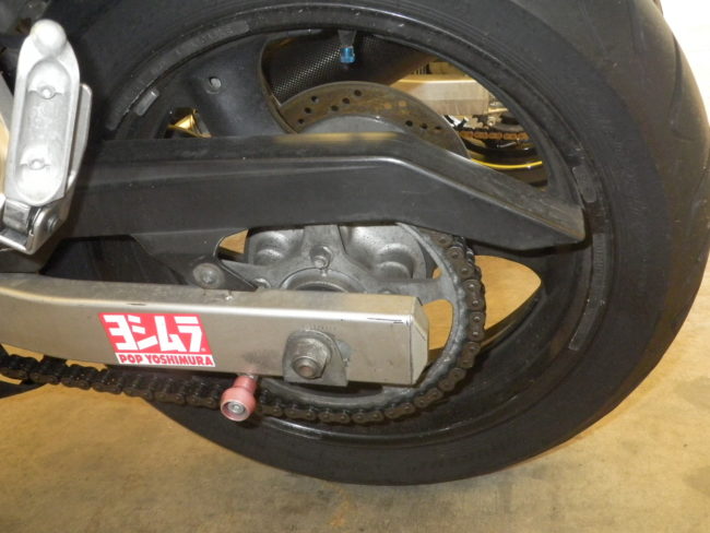 Цепной привод на заднем колесе байка Suzuki RF 400 японского производства