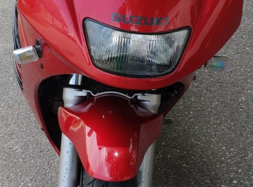 Передняя оптика в ветровом обтекателе мотоцикла Suzuki RF 400