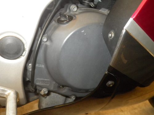 Крышка сцепления на моторе мотоцикла Suzuki RF 400