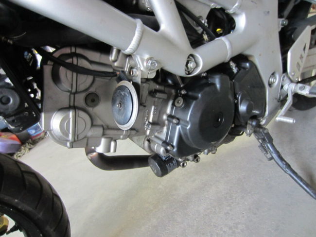 Масляный фильтр в нижней части двигателя японского мотоцикла Suzuki SV 650