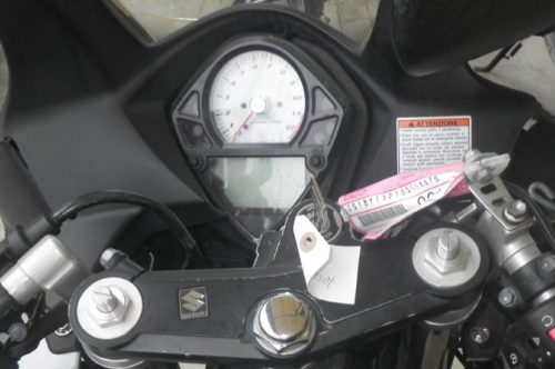 Цифровое табло и стрелочный тахометр на приборной панели мотоцикла Suzuki SV 650