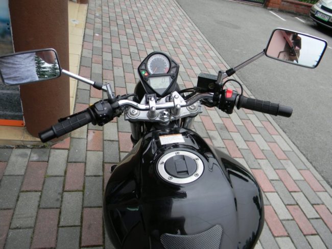 Зеркала прямоугольной формы на руле дорожного мотоцикла Suzuki SV 650