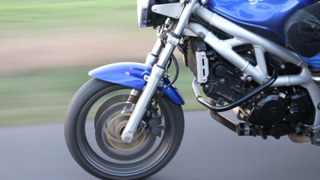 Низко посаженное крыло на передней вилке мотоцикла Suzuki SV 650 синего цвета