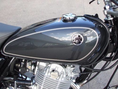 Черный бензобак над цилиндром мотоцикла Yamaha SR400