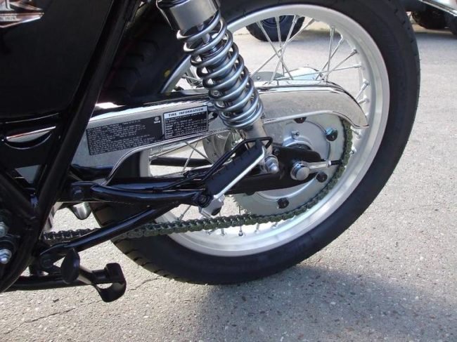 Цепной привод на заднем колесе байка Yamaha SR400 с барабанным тормозом
