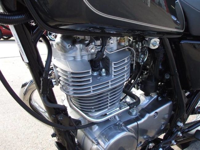Одноцилиндровый двигатель на дорожном мотоцикле Yamaha SR400 японского производства