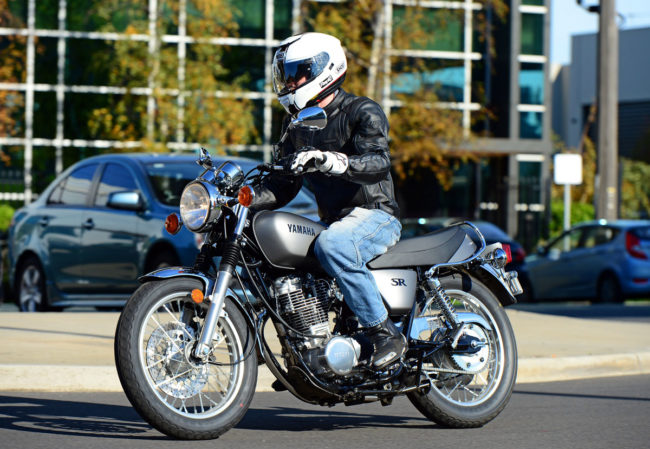 Пробная поездка по городской улице на мотоцикле Yamaha SR400