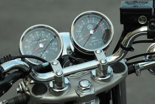 Стрелочные указатели на панели приборов мотоцикла Yamaha SR400