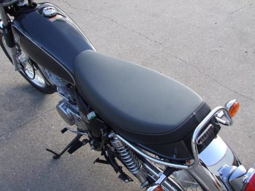 Широкое сидение черного цвета на мотоцикле Yamaha SR400