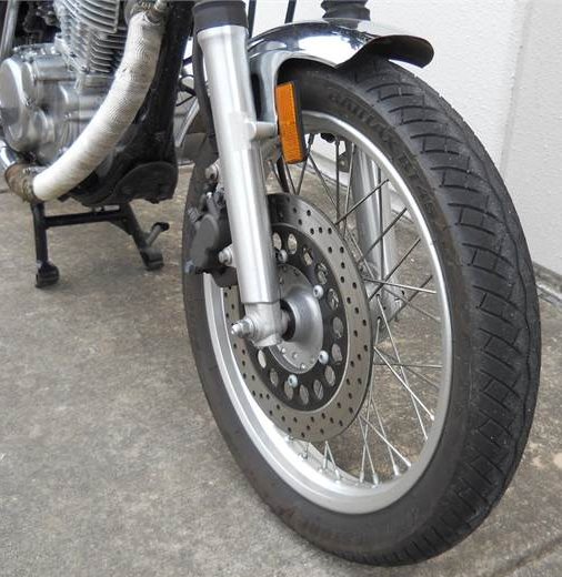 Колесо со спицами на японском мотоцикле Yamaha SR400 дорожного класса