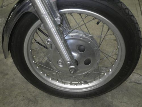 Переднее колесо мотоцикла Yamaha SR400 с дисковым тормозом
