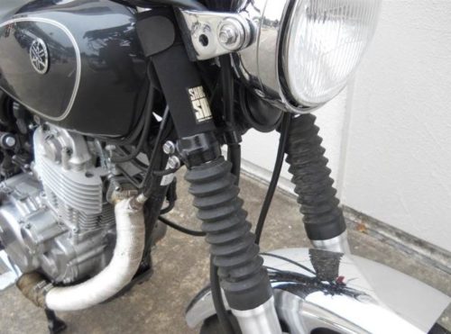 Защитные резиновые гофры на передней вилке байка Yamaha SR400