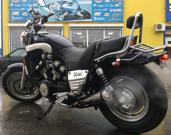 Выхлоп дыма из глушителя мотоцикла Yamaha V-max 1200 черной раскраски