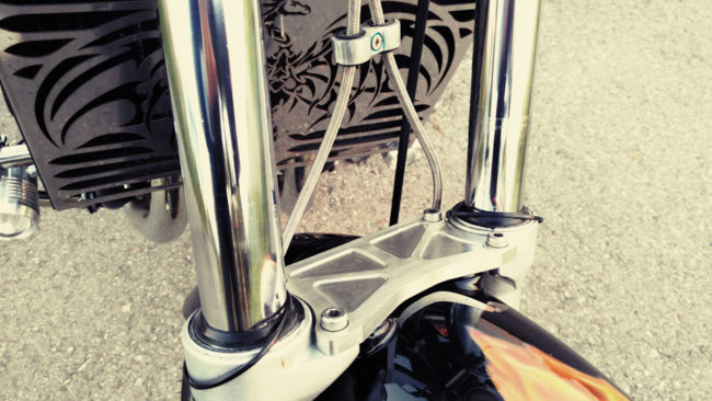 Хромированная поперечина в средней части передней вилки на байке Yamaha V-max 1200
