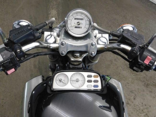 Панель приборов на бензобаке японского мотоцикла Yamaha V-max 1200