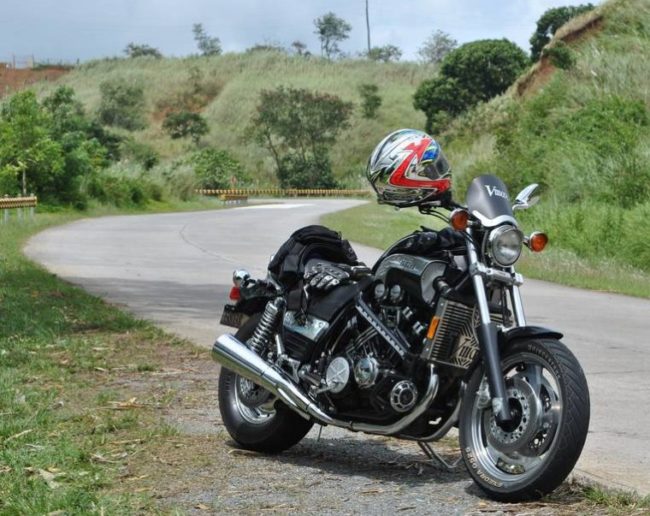 Пестрый шлем на зеркале мотоцикла Yamaha V-max 1200 дорожного класса