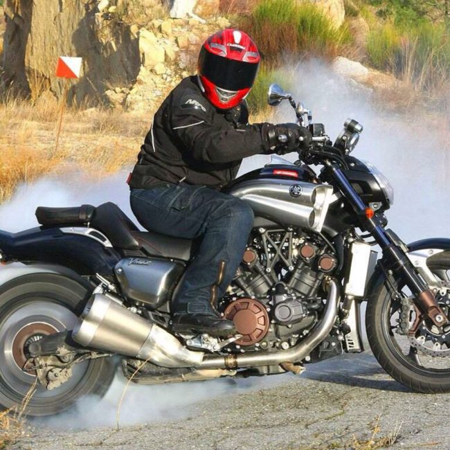 Пыль и дым от заднего колеса легендарного мотоцикла Yamaha V MAX 1700