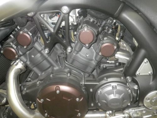 Четырехцилиндровый двигатель с водяным охлаждением на байке Yamaha V MAX 1700
