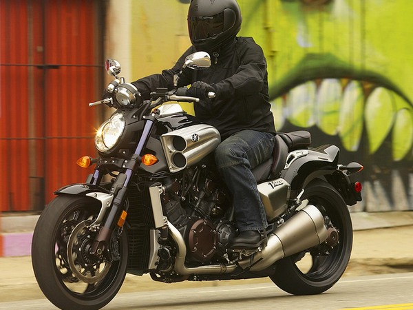 Удобная посадка мотоциклиста среднего роста на байке Yamaha V MAX 1700