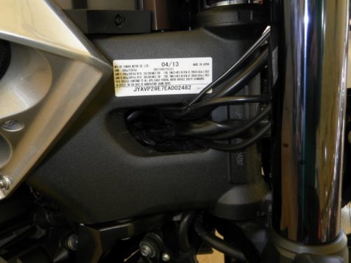 Табличка с заводским номером на раме дорожного мотоцикла Yamaha V MAX 1700