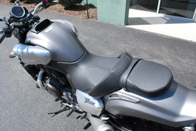 Черная обивка сидений на мотоцикле Yamaha V MAX 1700 дорожного класса