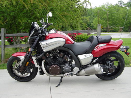 Малиновая окраска крыльев и бензобака мотоцикла Yamaha V MAX 1700
