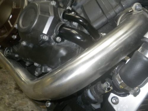 Хромированная поверхность выпускного коллектора двигателя мотоцикла Yamaha V MAX 1700