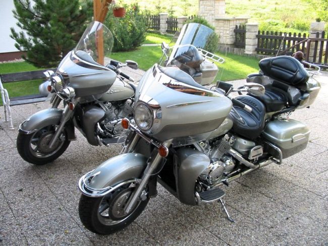 Два мотоцикла Yamaha XVZ 1300 TF с разным набором передней светотехники