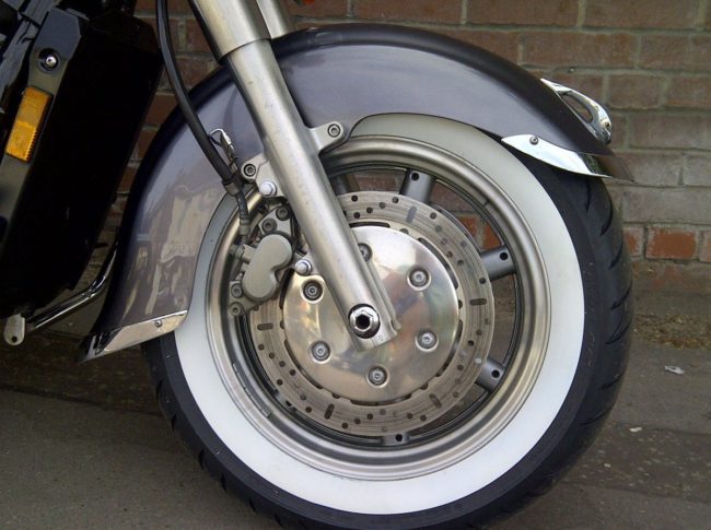 Гидравлический дисковый тормоз на переднем колесе байка Yamaha XVZ 1300 TF