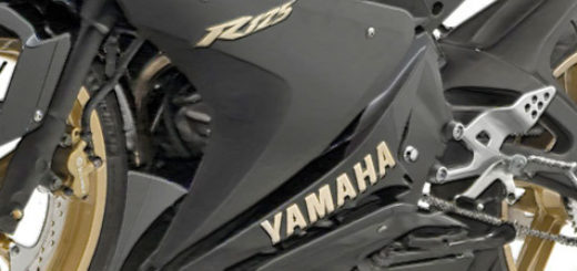 Yamaha Yzf R125 в тёмном цвете вид сбоку