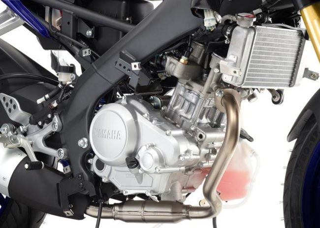 Четырехтактный двигатель с жидкостным охлаждением на раме байка Yamaha YZF-R125