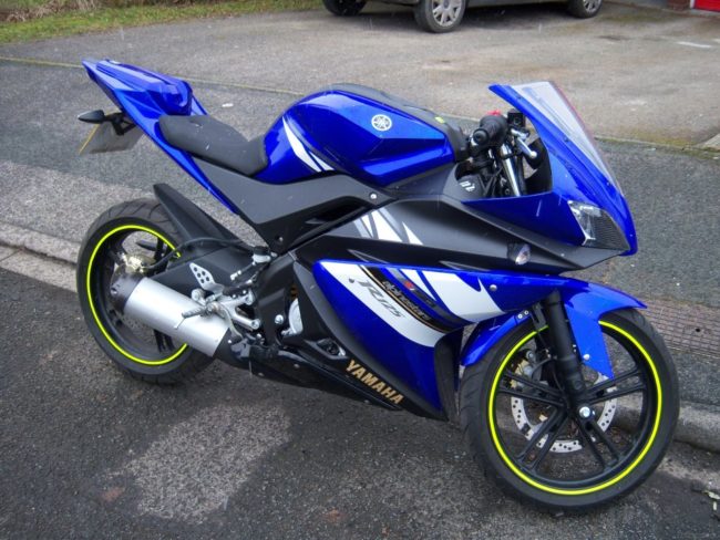 Желтые полосы на дисках колес мотоцикла Yamaha YZF-R125 синей окраски