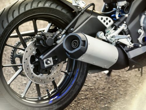 Тормозной диск на заднем колесе байка Yamaha YZF-R125 спорт-класса