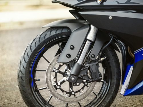 Передние дисковые тормоза мотоцикла Yamaha YZF-R125 с черным крылом