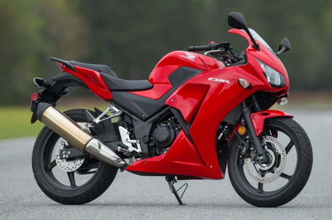 Вид сбоку японского мотоцикла Yamaha YZF R3 с красными обтекателями