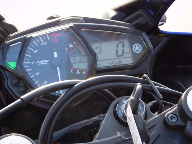Комбинированная панель приборов на спорт-байке Yamaha YZF R3