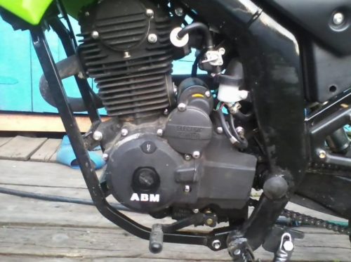 Двигатель с воздушным охлаждением на мотоцикле ABM ZR200