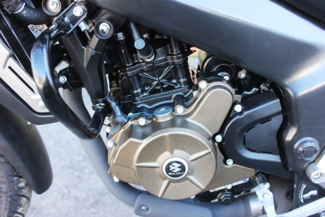 Одноцилиндровый мотор полу-спортивного мотоцикла BAJAJ Pulsar NS 200