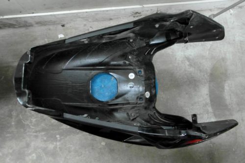 Вид изнутри пластиковой облицовки бензобака байка BAJAJ Pulsar NS 200