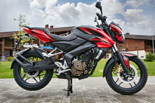 Красно-черная расцветка мотоцикла BAJAJ Pulsar NS 200