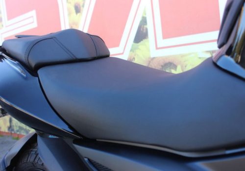 Черная обивка водительского сидения мотоцикла BAJAJ Pulsar NS 200