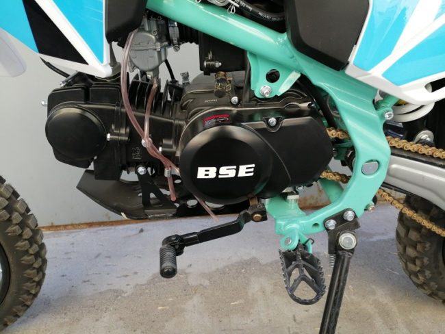 Черные крышки на двигателе китайского мотоцикла BSE MX 125