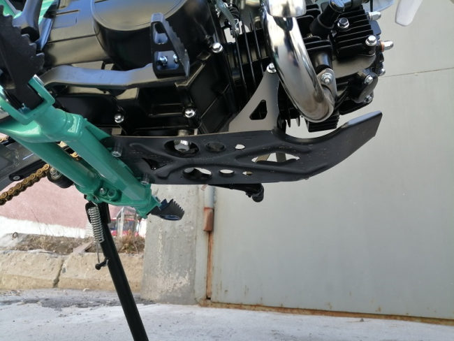 Защита двигателя черного цвета на мотоцикле BSE MX 125 с зеленой рамой
