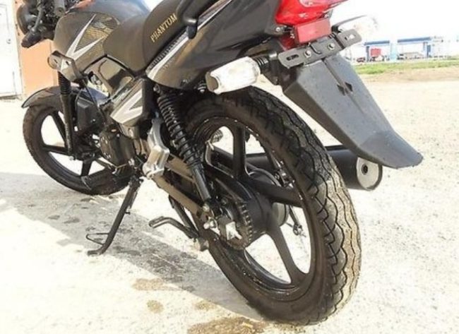Стоковая резина на заднем колесе недорого мотоцикла ABM Phantom 125