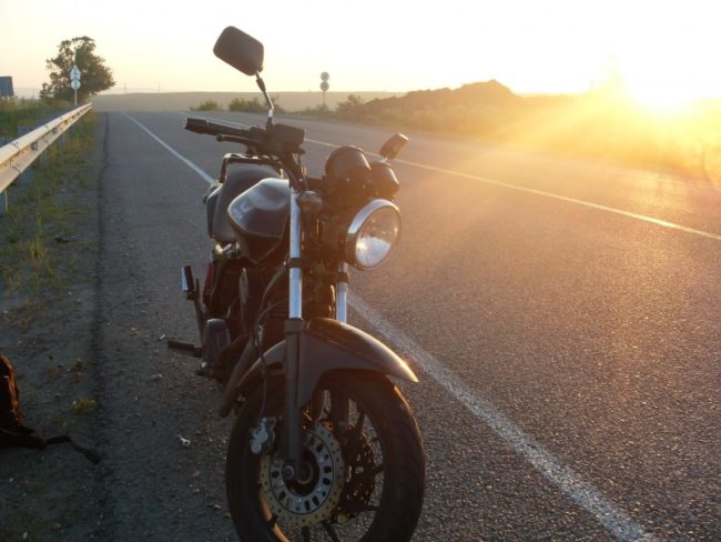 Вид спереди дорожного мотоцикла Desert Raven Nevada 350i на фоне заката
