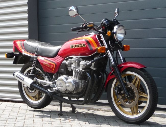 Красный мотоцикл модели Honda CB 750 дорожного класса