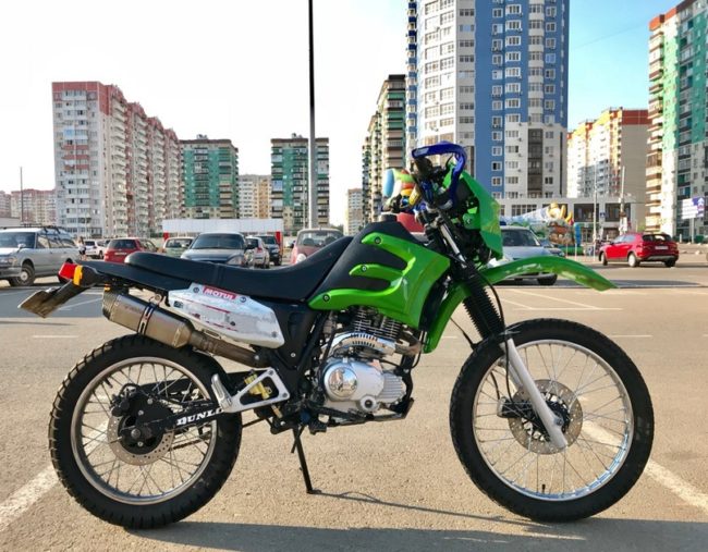 Вид сбоку китайско-российского мотоцикла Lifan LF200-GY5 с зеленым крылом