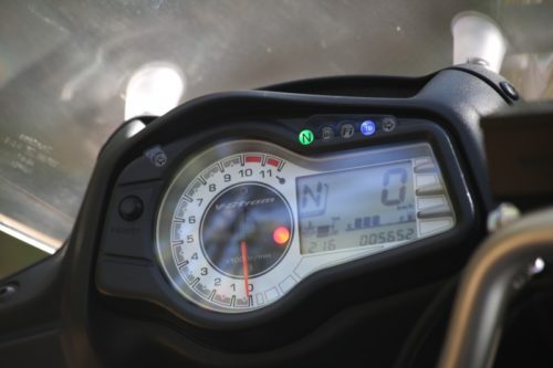 Цифровой дисплей на панели приборов мотоцикла Suzuki DL 650 V-strom